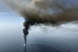 Hořící ropná plošina 23. dubna.